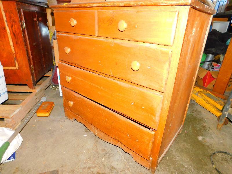 lot 131 image: CHEST OF DRAWERS