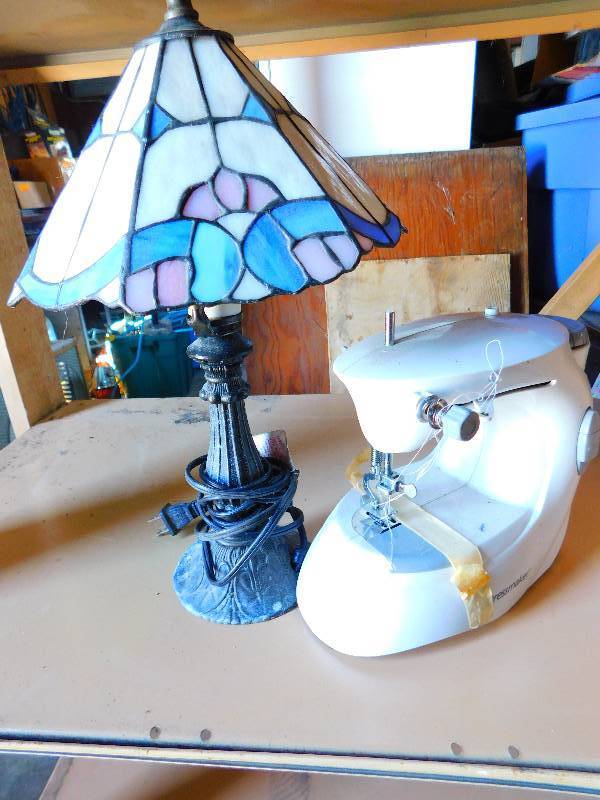 lot 133 image: SMALL DESK LAMP AND SMALL SEWING MACHINE
