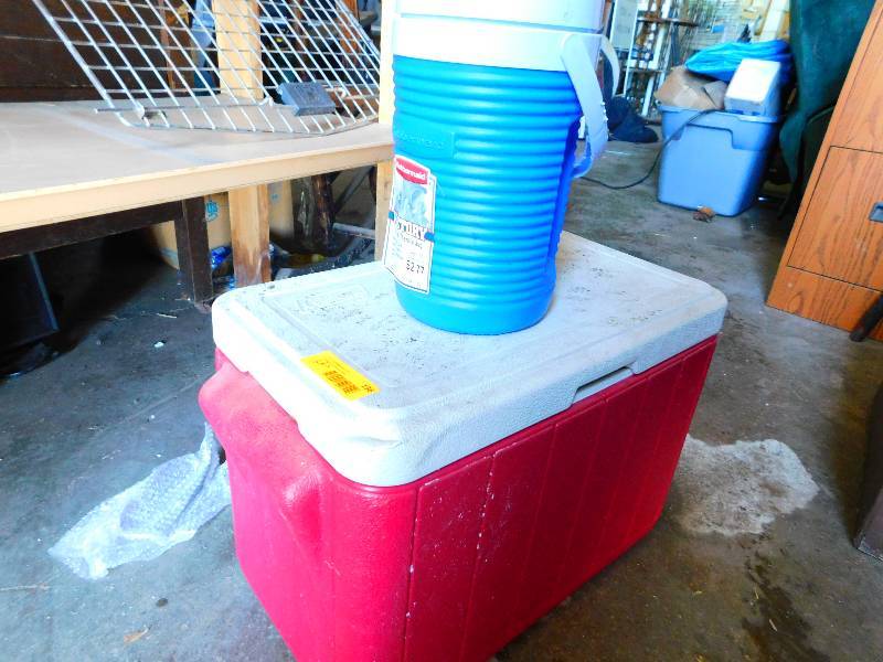 lot 136 image: COLEMAN CHEST COOLER AND RUBBERMAID WATER COOLER