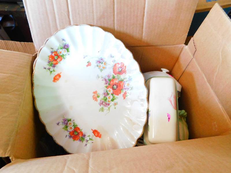 lot 137 image: DECORATIVE DISHES