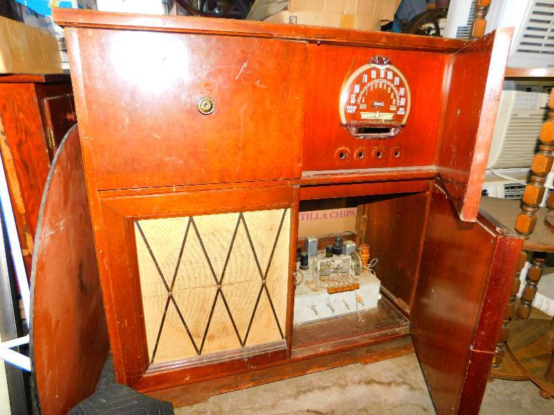 lot 146 image: SENORA MODEL 402A RADIO PHONOGRAPH