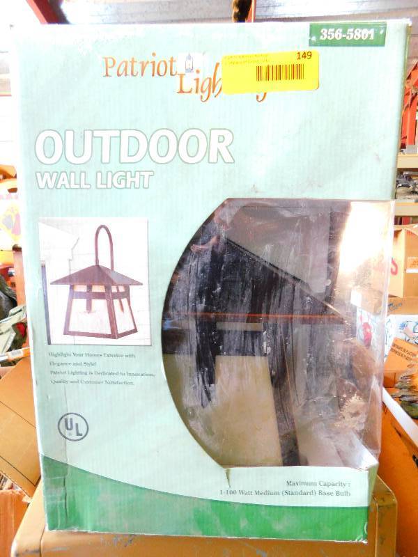 lot 149 image: OUTDOOR WALL LIGHT
