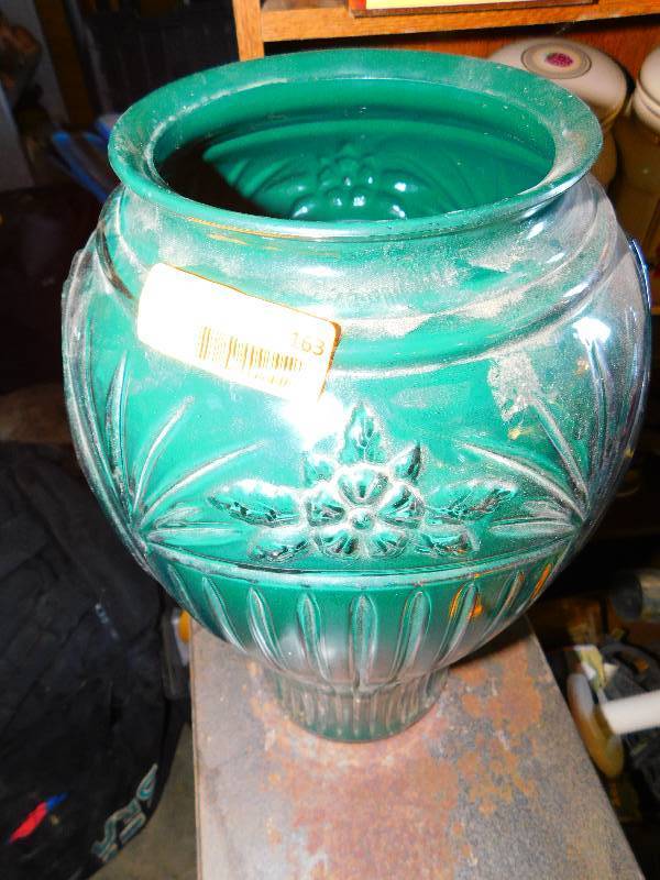 lot 163 image: FLOWER POT  VASE