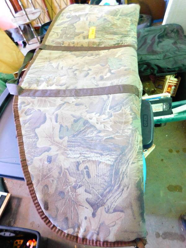 lot 171 image: FISHINGSHOOTING VEST AND GUN CASE