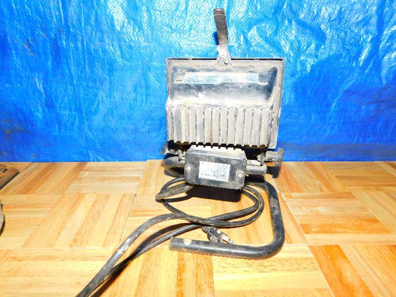 lot 58 image: WORK LIGHT AND MISC TOOLS