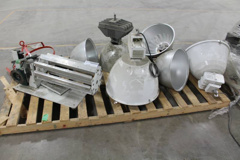 lot 47 image: Large Shop Lights