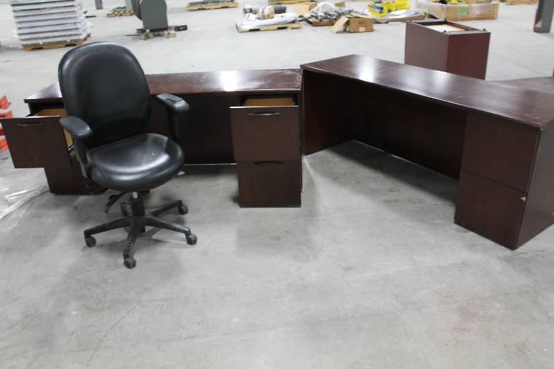 lot 84 image: Lot of (3) Office Equipment - 2) Desks, 1) Chair