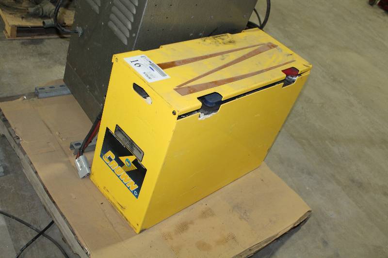 lot 16 image: Crown Battery Charger