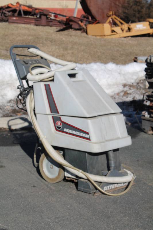 lot 5 image: Aquaclean Carpet Extractor Model 264001