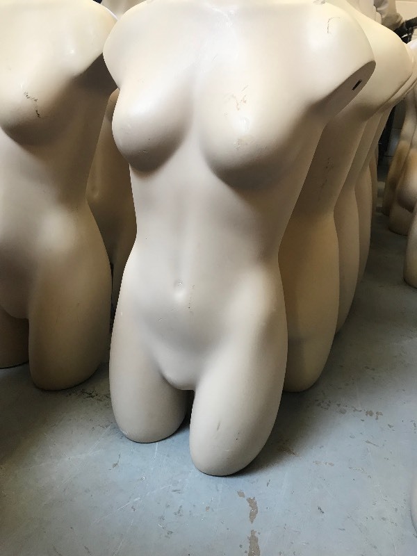 lot 710 image: 34 SIZE FEMALE MANNEQUINS