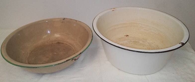 lot 3 image: Vintage Enamelware Bowls (2)