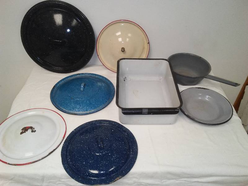 lot 4 image: 8 pieces of Vintage Enamelware