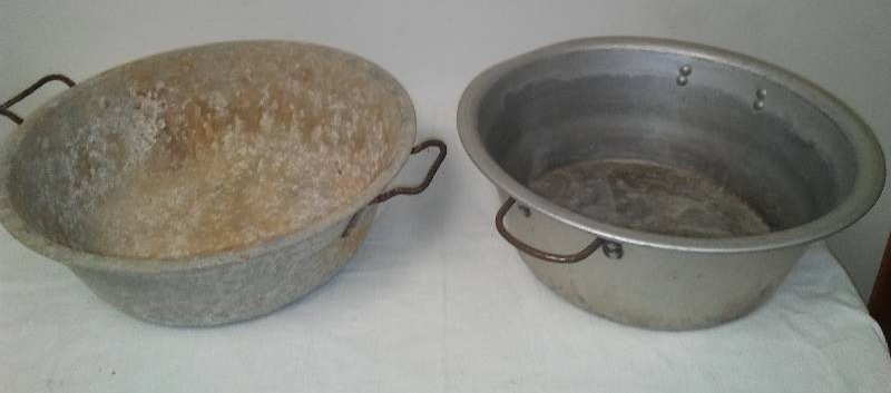 lot 5 image: 2 Wearever 3310 pots with handles