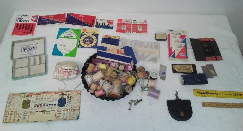 lot 6 image: Vintage sewing supplies