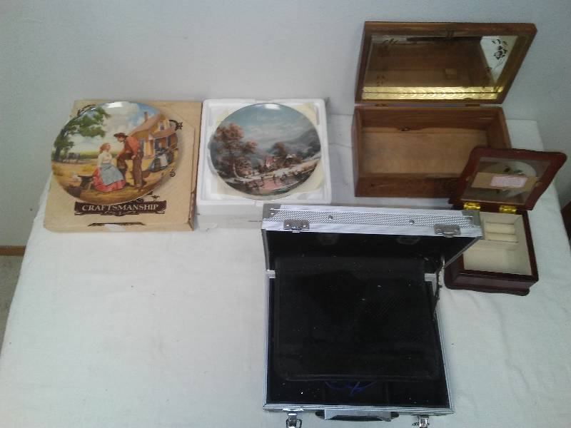 lot 12 image: 3 hinged boxes and 2 collector plates
