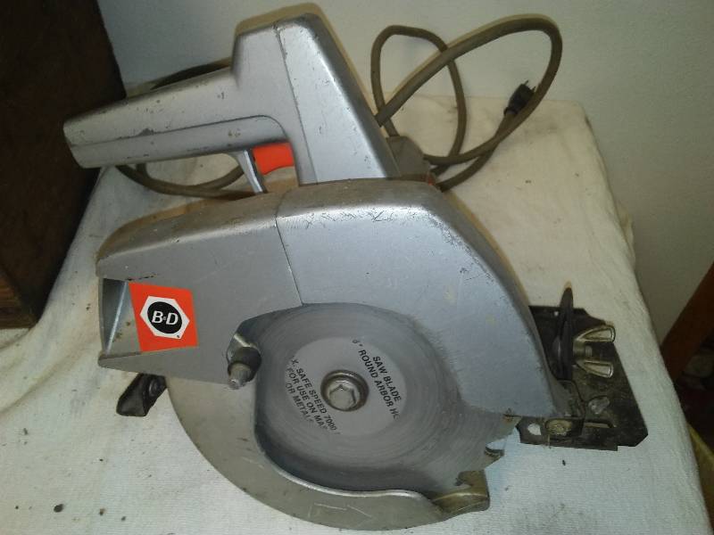 lot 44 image: Black and Decker Radial Saw, works perfect