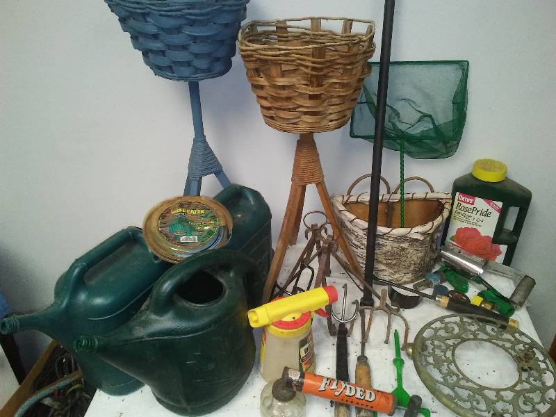lot 53 image: Gardening and Yard Supplies