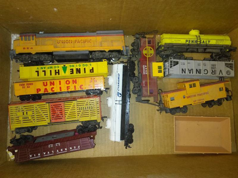 lot 54 image: Vintage Bachmann Train Set HO and N