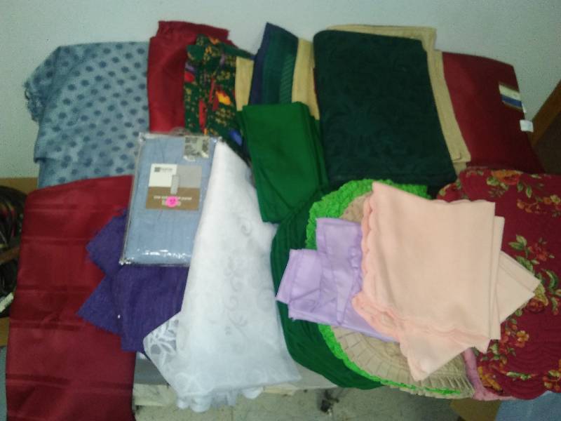 lot 92 image: Tablecloths, Napkins, placemats, fabric remnant (several yards)