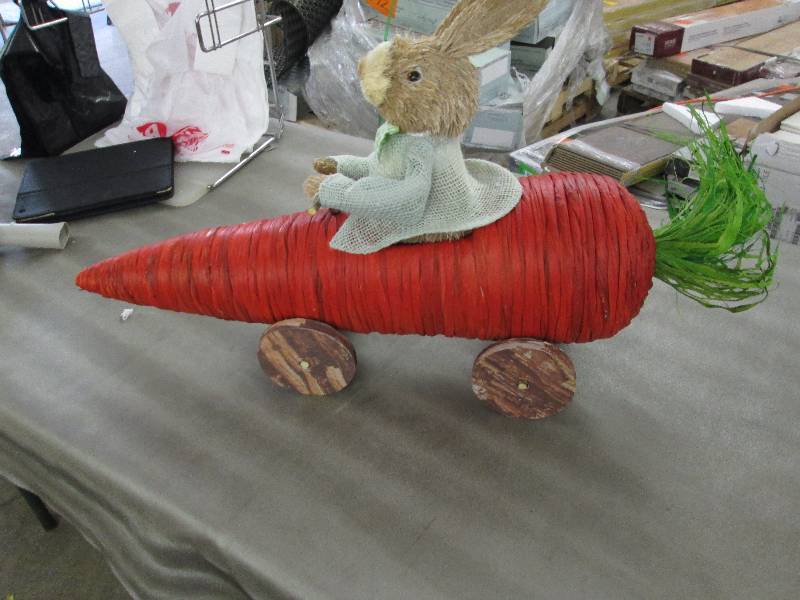 lot 44 image: BunnyCarrot Dcor - needs repair...