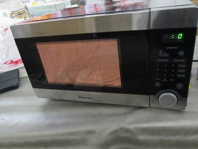 lot 61 image: Magic Chef 1.1 cu. ft. Countertop M...