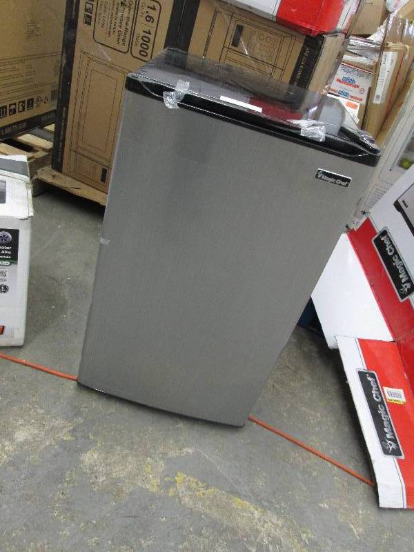 lot 66 image: Magic Chef 3.5 cu. ft. Mini Refrige...