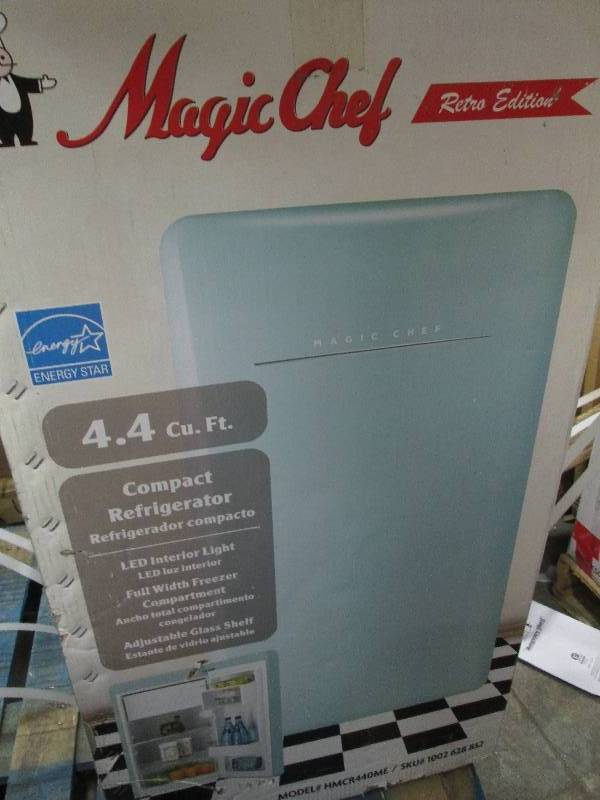 lot 70 image: Magic Chef 4.4 cu. ft. Mini Refrige...