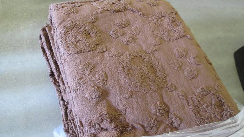 lot 143 image: Brown King Chenille Bedspread Retai...
