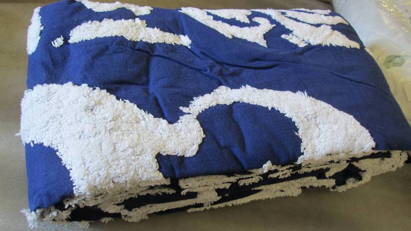 lot 148 image: BlueWhite Chenille Bedspread unkno...