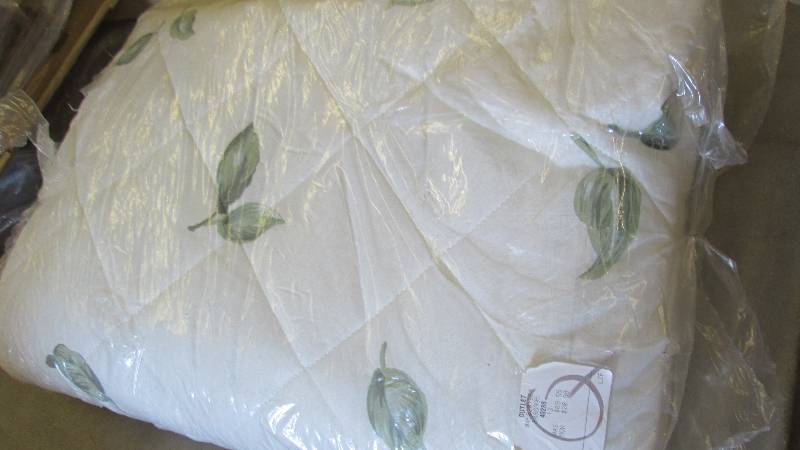 lot 149 image: Leaf Patterned Queen Bedspread Reta...