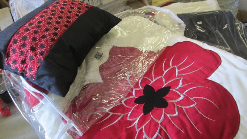 lot 160 image: MultiPiece Full Comforter Set...