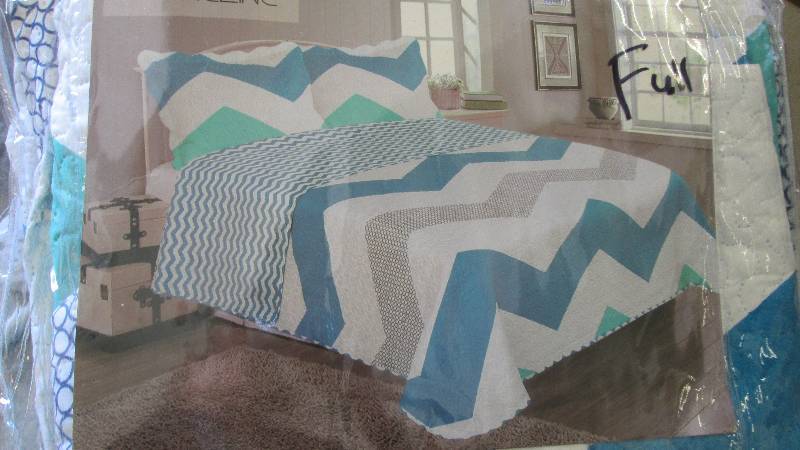 lot 162 image: Full Quilted Bedspread Retail $49.9...