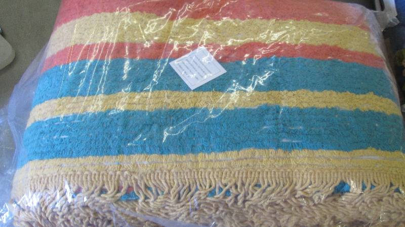 lot 164 image: Full Fringed Chenille Bedspread...