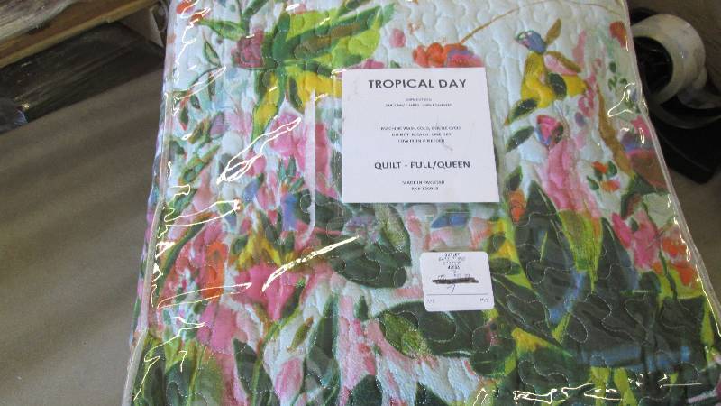 lot 166 image: Tropical Day FullQueen Quilt Retai...