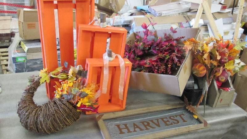 lot 178 image: Lot of Assorted Fall Dcor...
