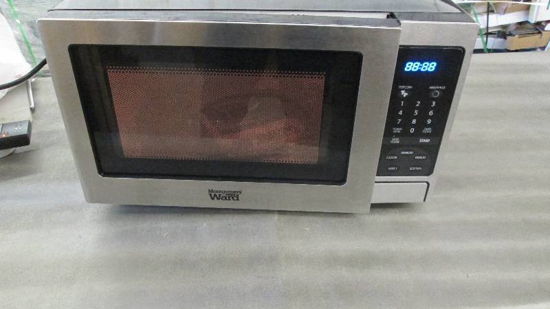 lot 216 image: Montgomery Ward 0.9 Cu. Ft. Micro...
