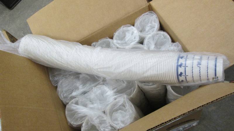 lot 260 image: Box of 1900 Solo Waxed Paper 9 oz C...