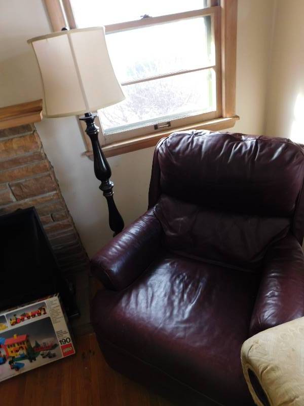 lot 2 image: Leather Reclining Chair w Lamp