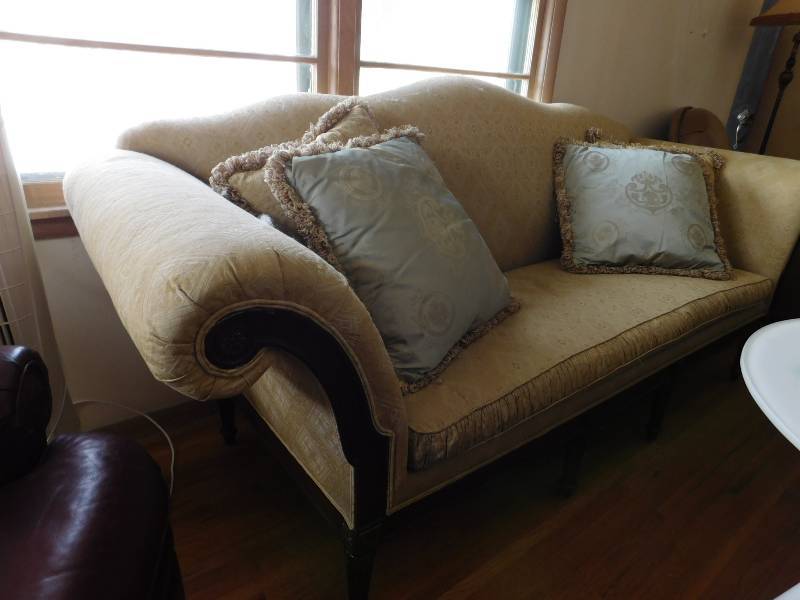 lot 6 image: Living Room Sofa