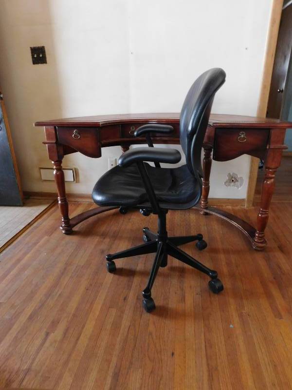 lot 9 image: Desk with Chair