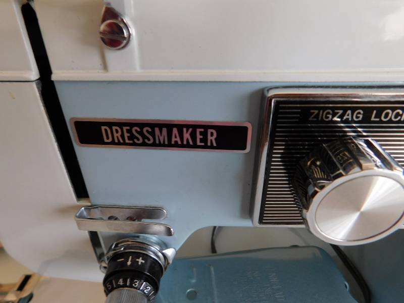 Deluxe Zig Zag Dressmaker Sewing Machine 