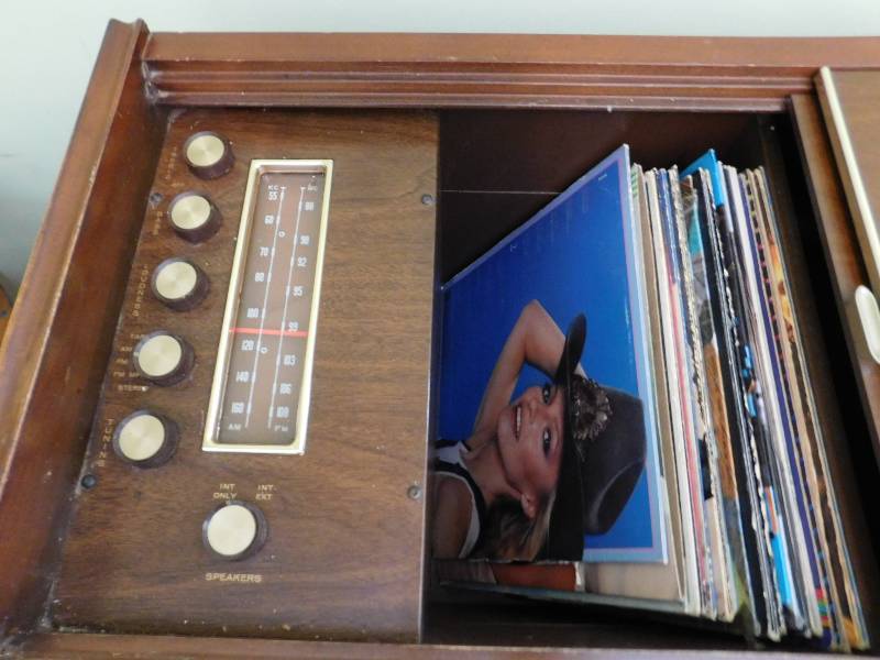 lot 33 image: Vintage Manavox StereoTurntable