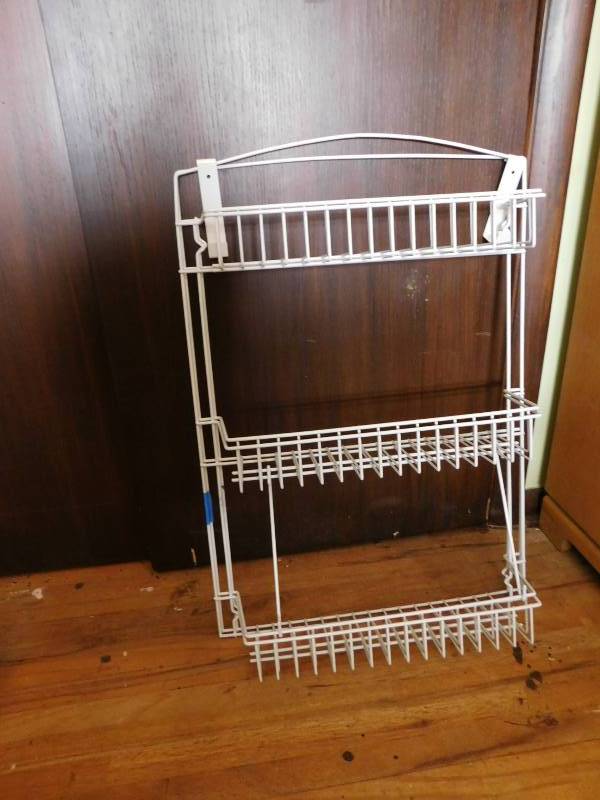 lot 43 image: New Rubbermaid Shelves