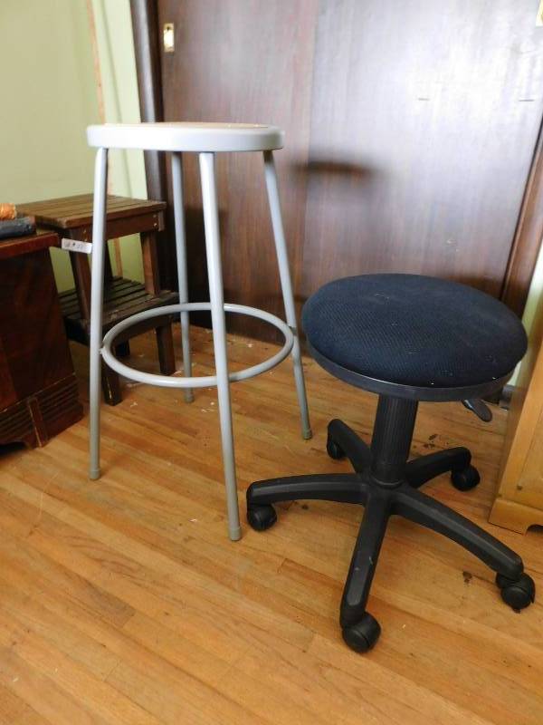 lot 44 image: Metal Stool & Rolling Backless Chair
