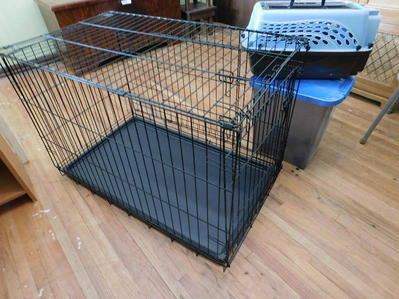 lot 45 image: Pet Crate, Carrier & Food Bin