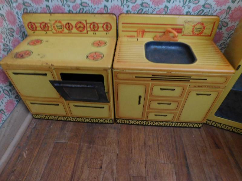 lot 57 image: Vintage Sunny Suzy Metal Kitchen Play Set