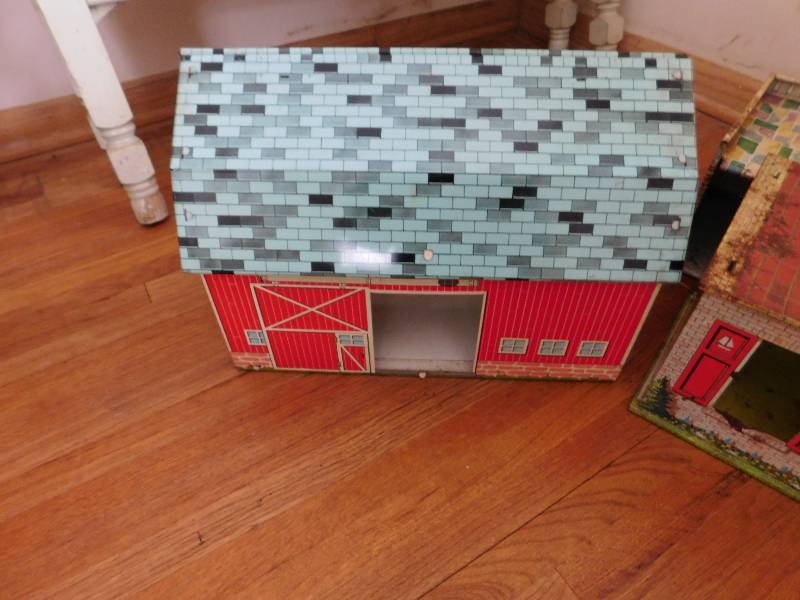 lot 89 image: Vintage Toy Metal Barns