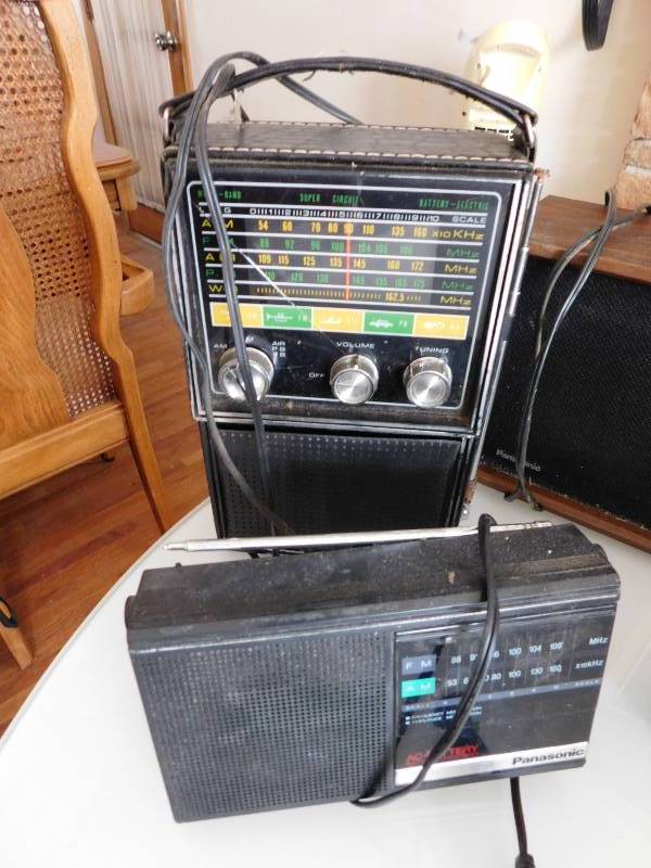 lot 130 image: Misc. Lot of Vintage Radios