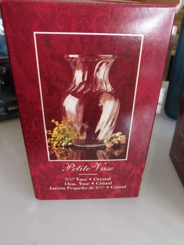 lot 138 image: Crystal Vases & Bowl Set