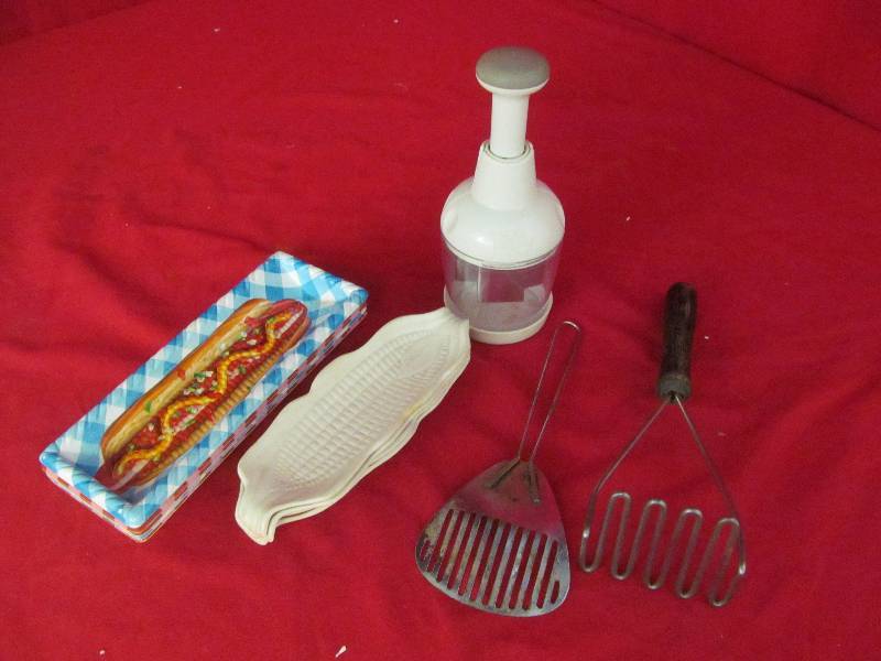 vintage kitchen untinsils,pampered chef chopper,corn cob dishes